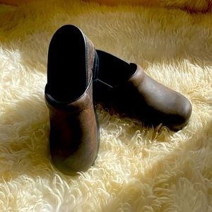 Dansko 38 Narrow leather slip on clogs